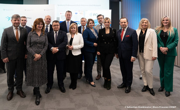 Rektor Politechniki Rzeszowskiej prof. Piotr Koszelnik (pierwszy z lewej) z marszałkiem Władysławem Ortylem (trzeci z prawej) i przedstawicielami podkarpackich szkół wyższych,