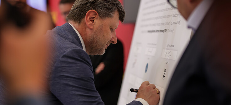 Rektor prof. P. Koszelnik składa podpis pod preambułą powołania Centrum Innowacji 3W,