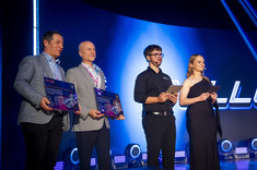 Od lewej.B. Miller, Prof. PRz, Prof. J. Sęp, zespół PRz Racing,
