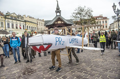 Studenci Politechniki podczas juwenaliów na rzeszowskim rynku