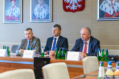 Od lewej: minister nauki Dariusz Wieczorek, rektor Politechniki Rzeszowskiej prof. Piotr Koszelnik, wicemarszałek Piotr Pilch,