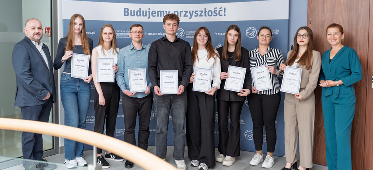 Laureatki i laureaci XIII Konkursu Wiedzy Finansowo-Bankowej z prof. PRz. B. Zatwarnicką-Madurą (pierwsza z prawej) i dr. inż. M. Sołtysiakiem (pierwszy z lewej),ot. A. Surowiec