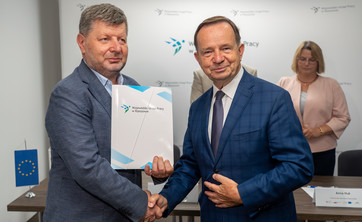 Od lewej: rektor prof. Piotr Koszelnik, marszałek Władysław Ortyl,