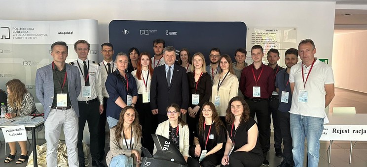 Uczestnicy Konferencji Kół Naukowych. Pośrodku rektor prof. dr hab. inż. Piotr Koszelnik,