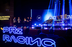 Od lewej: B. Miller, Prof. PRz, Prof. J. Sęp, zespół PRz Racing,