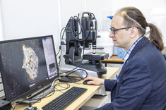 Badania meteorytu prowadzi dr inż. M. Kowalik,