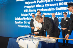 Symboliczne wbicie gwoździ pamiątkowych, od lewej wicemarszałek M. Jarosińska-Jedynak, Prof. P. Koszelnik,