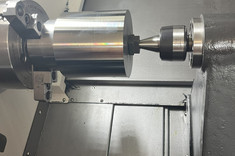 Tokarka CNC przygotowana do pracy, uchwyt z zamocowanym przedmiotem obrabianym,