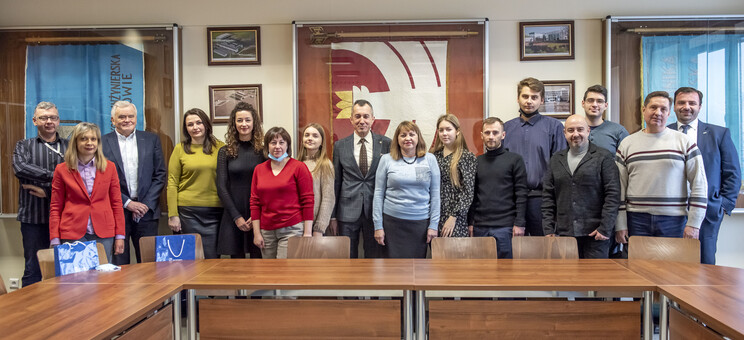 Członkowie delegacji wraz z opiekunami i prorektorem prof. Grzegorzem Ostaszem (pośrodku),, 