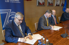 Porozumienie podpisują (od lewej) M. Ustobiński i prof. P. Koszelnik. Obok prof. J. Sęp i dr inż. K. Boryczko.